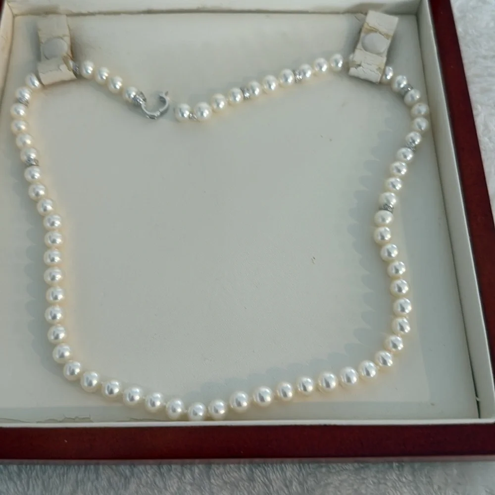 Vintage 20 inch high quality costume pearl necklace.
FINAL MARKDOWN. - Picture 7 of 11